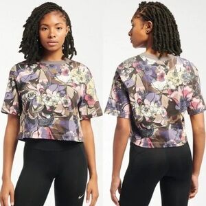 Nike Loose Fit cropped T-shirt